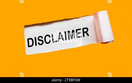 Sous la bande déchirée de papier orange se trouve un morceau de papier blanc avec les mots DISCLAIMER écrit dessus. Banque D'Images