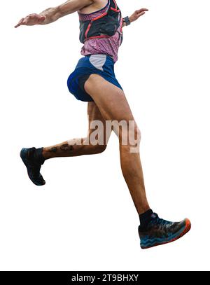 gros plan coureur masculin courant à flanc de montagne escarpé isolé sur fond blanc Banque D'Images