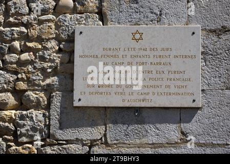 Plaque commémorative pour Juifs et autres internés au fort Barraux (1597), un fort Bastion, alias fort de Saint Barthélémy, Barraux Isère France Banque D'Images