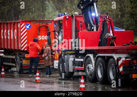 Aalst, Belgique. 24 novembre 2023. L'illustration montre une action de recherche dans la rivière Dender, à Aalst, vendredi 24 novembre 2023. La perquisition serait liée au décès d ' une femme de 55 ans et de son fils de 22 ans, qui avaient été retrouvés morts chez eux à Denderhoutem le 11 novembre 2023. Le suspect, l'ex-partenaire de la femme, n'a pas encore été retrouvé. BELGA PHOTO JASPER JACOBS crédit : Belga News Agency/Alamy Live News Banque D'Images