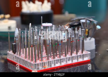 Fabrication de couronnes et de prothèses dentaires en céramique. Scanner des plâtres dentaires. Fabrication de prothèses céramiques en clinique dentaire. CER Banque D'Images