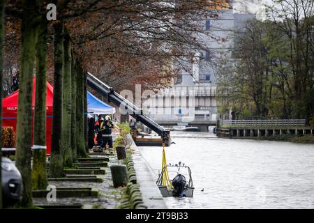 Aalst, Belgique. 24 novembre 2023. L'illustration montre une action de recherche dans la rivière Dender, à Aalst, vendredi 24 novembre 2023. La perquisition serait liée au décès d ' une femme de 55 ans et de son fils de 22 ans, qui avaient été retrouvés morts chez eux à Denderhoutem le 11 novembre 2023. Le suspect, l'ex-partenaire de la femme, n'a pas encore été retrouvé. BELGA PHOTO JASPER JACOBS crédit : Belga News Agency/Alamy Live News Banque D'Images