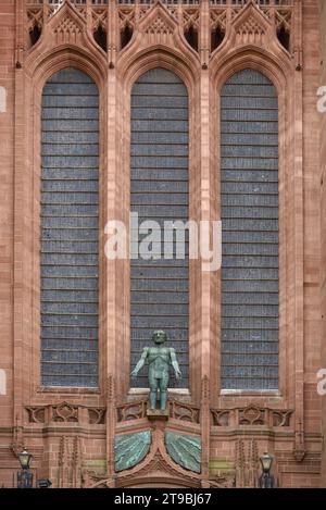 Triple Gothic Windows & Sculpture of Risen Christ (1993) de Dame Elisabeth Frink sur la façade de l'entrée ouest de la cathédrale anglicane de Liverpool Banque D'Images