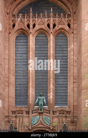 Triple Gothic Windows & Sculpture of Risen Christ (1993) de Dame Elisabeth Frink sur la façade de l'entrée ouest de la cathédrale anglicane de Liverpool Banque D'Images