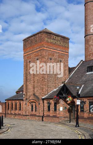 Le Pump House ou Pumphouse Pub & Restaurant, à l'origine une station de pompage hydraulique construite en 1870 Albert Dock Liverpool Angleterre Royaume-Uni Banque D'Images