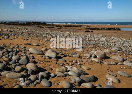 Galets et sable sur la plage de Sandymouth, Bude, Cornouailles, Angleterre Banque D'Images