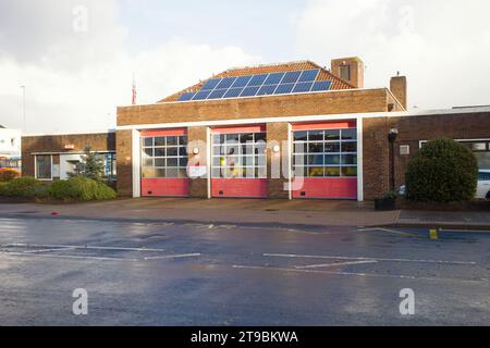 La caserne de pompiers de Waite Street, Cosham a maintenant des panneaux solaires sur le toit Banque D'Images