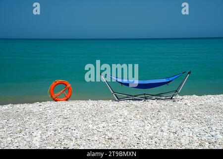 Nature morte avec un hamac, plage, Pineto, Abruzzes, Italie Banque D'Images