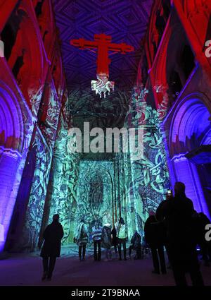 La cathédrale de Peterborough est baignée de couleurs tandis que Luxmuralis a mis sur un superbe affichage lumineux appelé « The manger ». Au cours des deux dernières années, la cathédrale de Peterborough a bénéficié de productions étonnantes de spécialistes de l’art numérique Luxmuralis qui ont stupéfié les visiteurs de tous âges. Cette année, l'intérieur sera illuminé par une incroyable série d'images en mouvement pour une expérience multisensorielle de nouveau style. En novembre, Luxmuralis nous présente une production spectaculaire appelée « The manger », racontant avec justesse l'histoire de la Nativité et chronométrée pour coïncider avec le début de l'Avent. L'architecture étonnante de Peter Banque D'Images