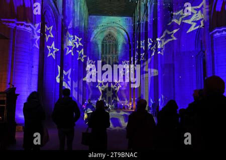 La cathédrale de Peterborough est baignée de couleurs tandis que Luxmuralis a mis sur un superbe affichage lumineux appelé « The manger ». Au cours des deux dernières années, la cathédrale de Peterborough a bénéficié de productions étonnantes de spécialistes de l’art numérique Luxmuralis qui ont stupéfié les visiteurs de tous âges. Cette année, l'intérieur sera illuminé par une incroyable série d'images en mouvement pour une expérience multisensorielle de nouveau style. En novembre, Luxmuralis nous présente une production spectaculaire appelée « The manger », racontant avec justesse l'histoire de la Nativité et chronométrée pour coïncider avec le début de l'Avent. L'architecture étonnante de Peter Banque D'Images