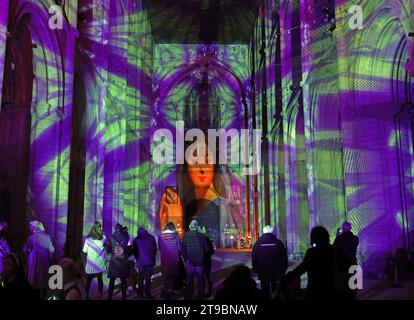 La cathédrale de Peterborough est baignée de couleurs tandis que Luxmuralis a mis sur un superbe affichage lumineux appelé « The manger ». Au cours des deux dernières années, la cathédrale de Peterborough a bénéficié de productions étonnantes de spécialistes de l’art numérique Luxmuralis qui ont stupéfié les visiteurs de tous âges. Cette année, l'intérieur sera illuminé par une incroyable série d'images en mouvement pour une expérience multisensorielle de nouveau style. En novembre, Luxmuralis nous présente une production spectaculaire appelée « The manger », racontant avec justesse l'histoire de la Nativité et chronométrée pour coïncider avec le début de l'Avent. L'architecture étonnante de Peter Banque D'Images