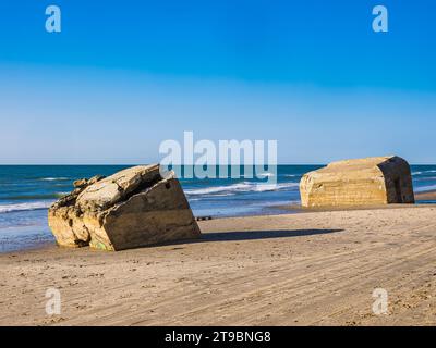 Grands rochers sur la plage le jour ensoleillé Banque D'Images