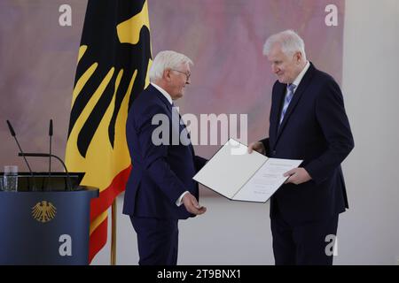 Frank-Walter Steinmeier, Bundespräsident, Horst Seehofer CSU von 2008 bis 2018 Ministerpräsident von Bayern, Berlin, Schloss Bellevue, Ansprache von BPR Steinmeier BEI der Verleihung des Verdienstordens der Bundesrepublik Deutschland an die Ministerpräsidenten Malu Dreyer sowie die Ministerpräsidentin Winfried Kretschmann, Woidke, Weil, Haseloff und Ramelow sowie an den Ministerpräsidenten a. D. und Bundesminister a. D. Seehofer *** Frank Walter Steinmeier, Président fédéral, Horst Seehofer CSU de 2008 à 2018 Ministre Président de Bavière, Berlin, Bellevue Palace, Discours de BPR Steinmeier Banque D'Images