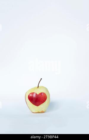 Pomme avec peau en forme de coeur Banque D'Images