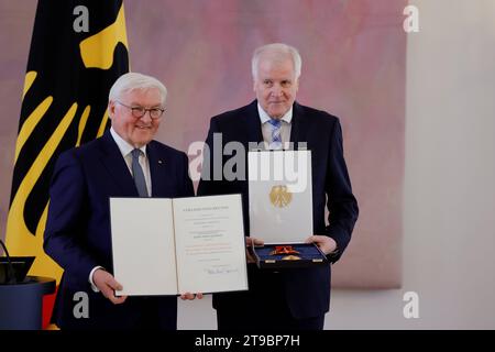 Frank-Walter Steinmeier, Bundespräsident, Horst Seehofer CSU von 2008 bis 2018 Ministerpräsident von Bayern, Berlin, Schloss Bellevue, Ansprache von BPR Steinmeier BEI der Verleihung des Verdienstordens der Bundesrepublik Deutschland an die Ministerpräsidenten Malu Dreyer sowie die Ministerpräsidentin Winfried Kretschmann, Woidke, Weil, Haseloff und Ramelow sowie an den Ministerpräsidenten a. D. und Bundesminister a. D. Seehofer *** Frank Walter Steinmeier, Président fédéral, Horst Seehofer CSU de 2008 à 2018 Ministre Président de Bavière, Berlin, Bellevue Palace, Discours de BPR Steinmeier Banque D'Images