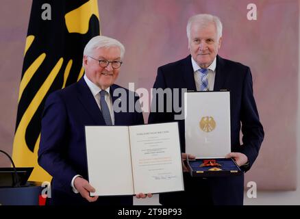 Frank-Walter Steinmeier, Bundespräsident, Horst Seehofer CSU von 2008 bis 2018 Ministerpräsident von Bayern, Berlin, Schloss Bellevue, Ansprache von BPR Steinmeier BEI der Verleihung des Verdienstordens der Bundesrepublik Deutschland an die Ministerpräsidenten Malu Dreyer sowie die Ministerpräsidentin Winfried Kretschmann, Woidke, Weil, Haseloff und Ramelow sowie an den Ministerpräsidenten a. D. und Bundesminister a. D. Seehofer *** Frank Walter Steinmeier, Président fédéral, Horst Seehofer CSU de 2008 à 2018 Ministre Président de Bavière, Berlin, Bellevue Palace, Discours de BPR Steinmeier Banque D'Images