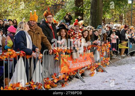 Vereinigte Staaten. 23 novembre 2023. New York, États-Unis, 23 novembre 2023 - spectateurs de la parade du jour de Thanksgiving de Macys 2023 le 23 novembre 2023 à New York crédit : Giada Papini Rampelotto/EuropaNewswire/dpa/Alamy Live News Banque D'Images