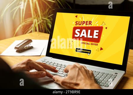 personne utilisant un ordinateur portable à la maison pour les achats en ligne super vente. marketing internet Banque D'Images