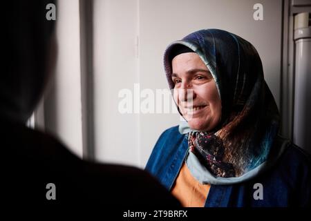 Femme mature souriante en foulard Banque D'Images