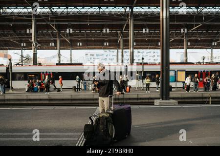 Homme avec de grandes valises debout sur la plate-forme Banque D'Images