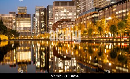 Vue nocturne de Marunouchi et Hibiya à Tokyo avec réflexion de l'eau en automne Banque D'Images