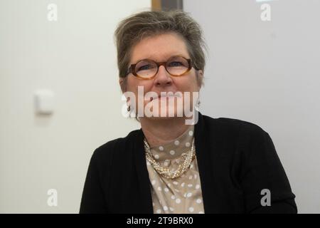 Pardubice, République tchèque. 24 novembre 2023. Conférence de presse pour marquer la fin du projet de formation de deux ans sur la collaboration étroite entre la République tchèque et la Finlande avec les parents, impliquant le Service des enfants et des nouveau-nés de l'hôpital de Pardubice, à Pardubice, République tchèque, le 24 novembre 2023. Professeur Liisa Lehtonen de Finlande. Crédit : Josef Vostarek/CTK photo/Alamy Live News Banque D'Images