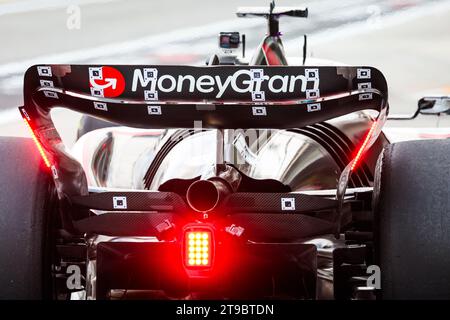 Haas F1 Team VF-23 Ferrari, détail mécanique de l'aile arrière lors du Grand Prix de Formule 1 Etihad Airways Abu Dhabi 2023, 22e manche du Championnat du monde de Formule 1 2023 du 24 au 26 novembre 2023 sur le circuit de Yas Marina, à Abu Dhabi crédit : Agence photo indépendante/Alamy Live News Banque D'Images