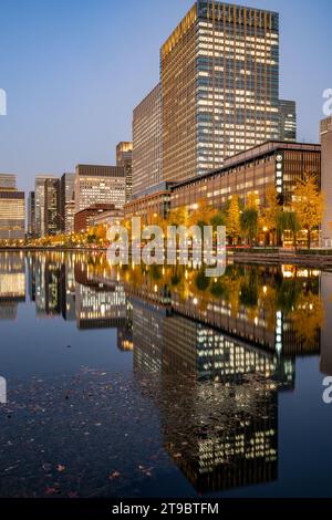 Vue nocturne de Marunouchi et Hibiya à Tokyo avec réflexion de l'eau en automne Banque D'Images