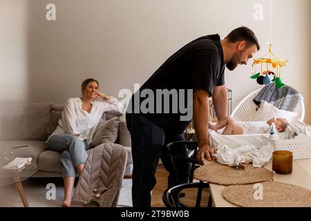 Père et mère s'amusant avec son fils à la maison Banque D'Images