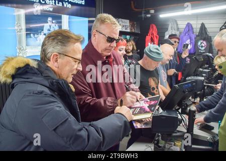 24 novembre 2023, Londres, Angleterre, Royaume-Uni : les légendes britanniques de la ska-pop MADNESS ouvrent HMV sur Oxford Street et signent des copies de leur dernier album ''Theatre of the absurde Presents c'est la vie''. Le magasin de divertissement emblématique revient à son emplacement phare au 363 Oxford Street après quatre ans. (Image de crédit : © Vuk Valcic/ZUMA Press Wire) USAGE ÉDITORIAL SEULEMENT! Non destiné à UN USAGE commercial ! Banque D'Images