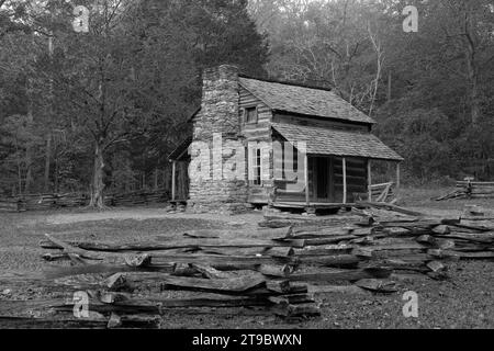 John Oliver Cabin à Cades Cove en noir et blanc Banque D'Images