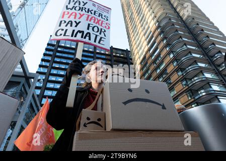 Londres, Royaume-Uni. 24 novembre 2023. Une coalition organise un rassemblement « Make Amazon Pay » devant le siège britannique d'Amazon à Shoreditch pour exiger que le géant de la vente au détail et des services Web paie des salaires équitables, ses impôts et son impact sur la planète. La coalition, qui comprenait GMB Union, War on Want, Labour Behind the Label, Global Justice Now et Ethical Consumer, a organisé l’événement alors que grèves, manifestations et autres actions ont eu lieu dans plus de 30 pays. Crédit : Ron Fassbender/Alamy Live News Banque D'Images