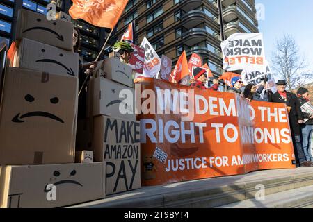 Londres, Royaume-Uni. 24 novembre 2023. Le syndicat GMB manifeste devant le siège d'Amazon à Londres pour soutenir le retrait du Black Friday des travailleurs d'Amazon au Royaume-Uni. Banque D'Images
