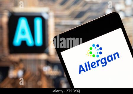 Chine. 03 novembre 2023. Dans cette illustration photo, la société pharmaceutique domiciliée en Irlande, logo Allergan vu affiché sur un smartphone avec une puce d'intelligence artificielle (IA) et un symbole en arrière-plan. Crédit : SOPA Images Limited/Alamy Live News Banque D'Images