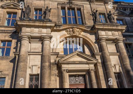 Dresde, Allemagne - 10 août 2023 : détail de Sachsisches Staendehaus, Maison saxonne des États à la Schlossplatz dans la vieille ville de Dresde, en allemand Banque D'Images