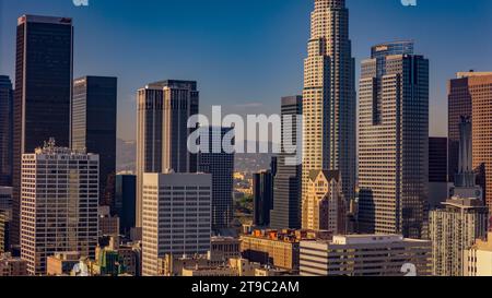 Les immeubles de grande hauteur du centre-ville de Los Angeles par une journée ensoleillée - LOS ANGELES, ÉTATS-Unis - 5 NOVEMBRE 2023 Banque D'Images