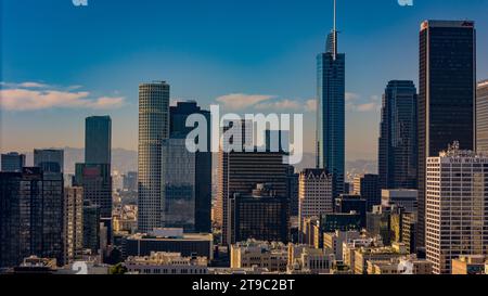 Les immeubles de grande hauteur du centre-ville de Los Angeles par une journée ensoleillée - LOS ANGELES, ÉTATS-Unis - 5 NOVEMBRE 2023 Banque D'Images