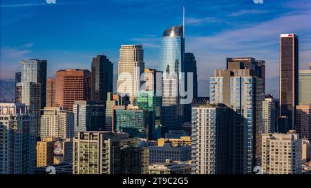 Les immeubles de grande hauteur du centre-ville de Los Angeles par une journée ensoleillée - LOS ANGELES, ÉTATS-Unis - 5 NOVEMBRE 2023 Banque D'Images