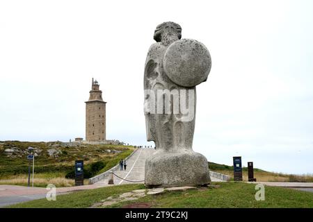 Une ville de Coruna, sculpture Breogan (José CID) près de la tour Hercules.Galice, Espagne. Banque D'Images