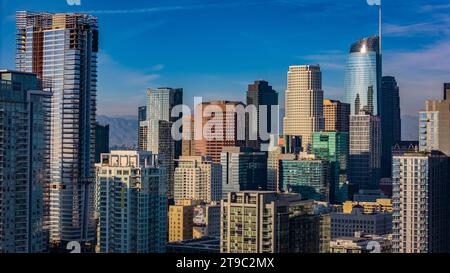 Les immeubles de grande hauteur du centre-ville de Los Angeles par une journée ensoleillée - LOS ANGELES, ÉTATS-Unis - 5 NOVEMBRE 2023 Banque D'Images