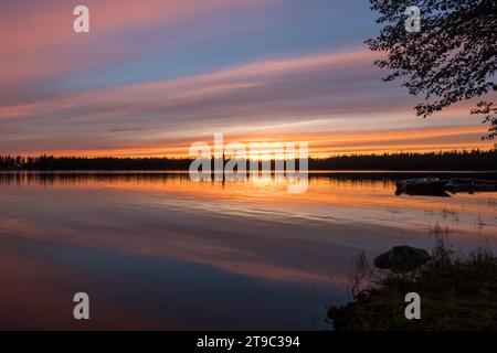 Coucher de soleil sur le lac du Mâle, province de Québec, Canada. Banque D'Images