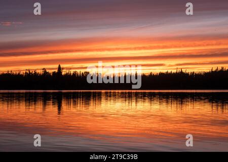 Coucher de soleil sur le lac du Mâle, province de Québec, Canada. Banque D'Images