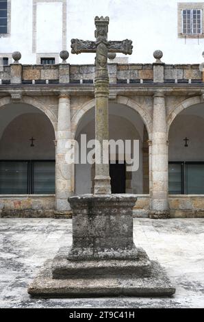 Cathédrale de Mondonedo, romane, gothique et baroque. Cloître du 17e siècle et cruceiro. Lugo, Galice, Espagne. Banque D'Images