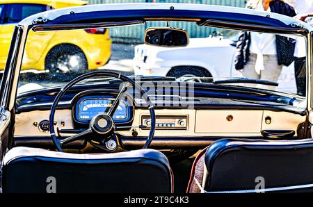 Vue intérieure d'une voiture décapotable d'époque, volant et tableau de bord. véhicule rétro Banque D'Images