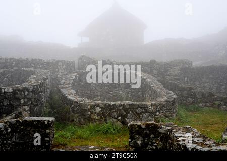 Castro de Santa Tecla enveloppé de brume. La Guardia, Pontevedra, Galice, Espagne. Banque D'Images