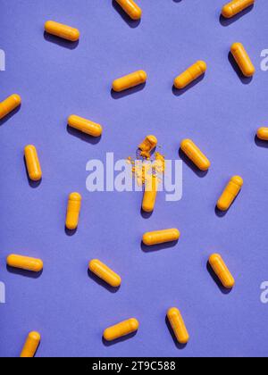 Pilules orange sur fond violet Banque D'Images