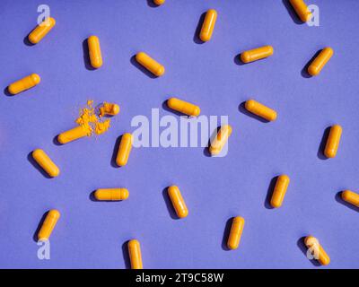 Pilules orange sur fond violet Banque D'Images