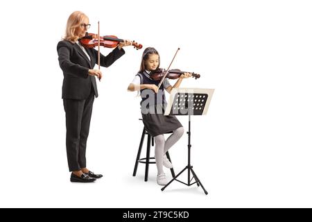 Professeur et une écolière assis sur une chaise et jouant du violon isolé sur fond blanc Banque D'Images