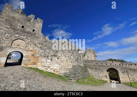 075 Cour fortifiée protégeant l'entrée principale nord du quartier de Kala ou du château. Berat-Albanie. Banque D'Images