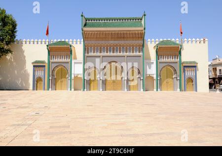 Fès, Palais Royal (Dar al-Makhzen), marinide (13-17th siècle) et place Alaouites. Maroc. Banque D'Images